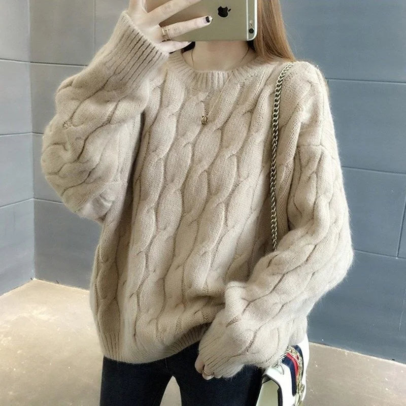 Women's cashmere blend pullover in beige twisted knit O-neck loose fit sweater - front view with chain bag
