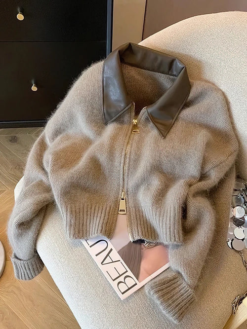 Kurze Damen-Strickjacke mit Reißverschluss in Grau mit braunem Kunstlederkragen, Vorderansicht
