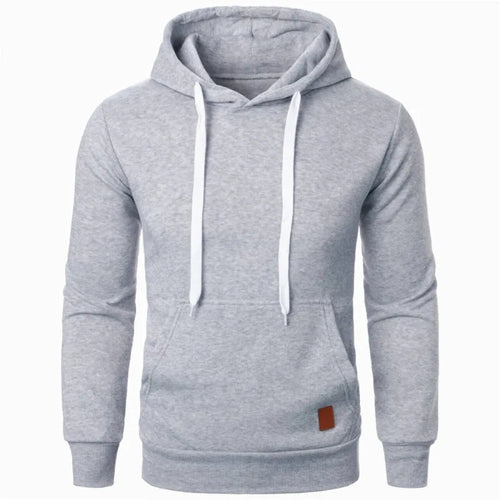 Leichter hellgrauer Herren-Hoodie mit Kängurutasche und weißem Kordelzug, Vorderansicht auf weißem Hintergrund