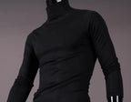 Langärmeliges Herren-Thermo-Baselayer-Shirt mit Rollkragen, Schwarz, Slim Fit, Lifestyle-Ansicht schräg von hinten am Model