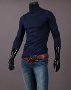 Langärmeliges Herren-Thermo-Baselayer-Shirt mit Rollkragen, Marineblau, an der Schaufensterpuppe mit Jeans und Gürtel, Vorderansicht