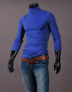 Langärmeliges Herren-Thermo-Baselayer-Shirt mit Rollkragen, Königsblau, an der Schaufensterpuppe mit Jeans und Gürtel, Vorderansicht