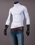 Langärmeliges Herren-Thermo-Baselayer-Shirt mit Rollkragen, Weiß, an der Schaufensterpuppe mit Jeans und Gürtel, Vorderansicht
