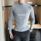Langärmeliges Herren-Rollkragenshirt in Hellgrau – Slim-Fit-Pullover aus hochelastischer Baumwolle, Vorderansicht am Model mit dunkler Hose