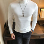 Langärmeliges Herren-Rollkragenshirt in Weiß – Slim-Fit-Pullover aus hochelastischer Baumwolle, Dreiviertel-Vorderansicht am Model mit dunkler Hose