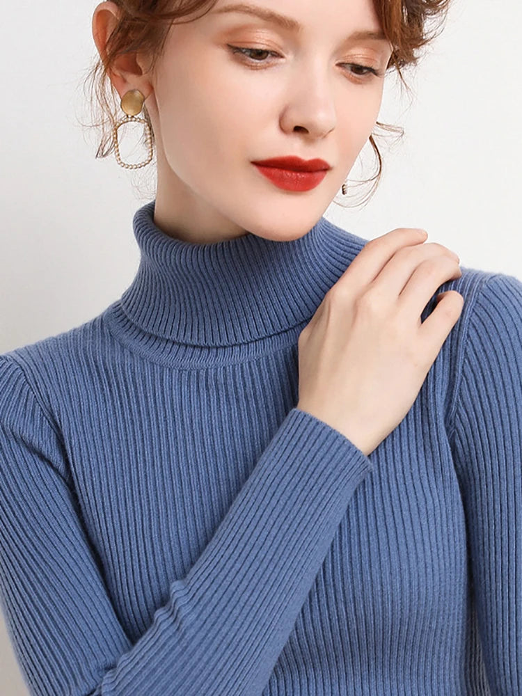Woman wearing blue cashmere blend ribbed turtleneck knit pullover sweater, front view bust shot