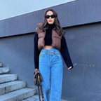 Gilet matelassé court femme, marron – porté avec un jean