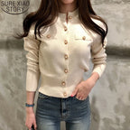 Damen-Strickjacke in Beige mit goldenen Knöpfen und Brusttasche – langärmelige Strickjacke mit Knopfleiste, Vorderansicht mit Jeans