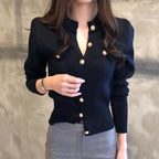 Damen-Strickjacke in Schwarz mit goldenen Knöpfen – langärmelige Strickjacke mit Knopfleiste, Vorderansicht