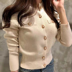 Damen-Strickjacke in Creme mit goldenen Knöpfen und gerippten Bündchen – langärmelige Strickjacke mit Knopfleiste, Vorderansicht