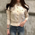 Damen-Strickjacke in Creme mit goldenen Knöpfen – langärmelige Strickjacke mit Knopfleiste, Ganzkörper-Vorderansicht