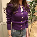 Damen-Strickjacke in Lila mit goldenen Knöpfen – langärmelige Strickjacke mit Knopfleiste, Vorderansicht