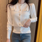 Damen-Strickjacke in Weiß mit Perlenknöpfen und Brusttaschen – langärmelige Strickjacke mit Knopfleiste, Vorderansicht mit Jeans