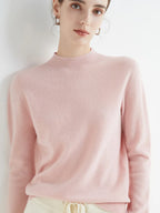 Damenpullover mit Stehkragen, weicher Strick, Rosa, Vorderansicht im lässigen Outfit
