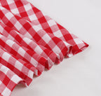 Nahaufnahme des Rüschensaums am rot-weiß karierten A-Linien-Midikleid