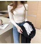 Damen Zopfstrickpullover mit U-Ausschnitt in Beige – Outfit-Ansicht