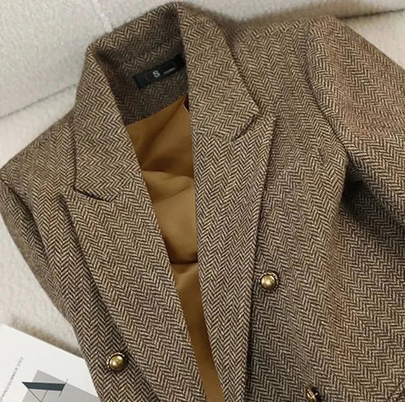 Women's slim fit blazer in beige herringbone tweed with notch collar, gold buttons and caramel lining - front view