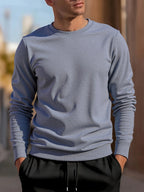 Sweat-shirt à col rond pour homme, couleur gris foncé, porté par un mannequin, vue de face