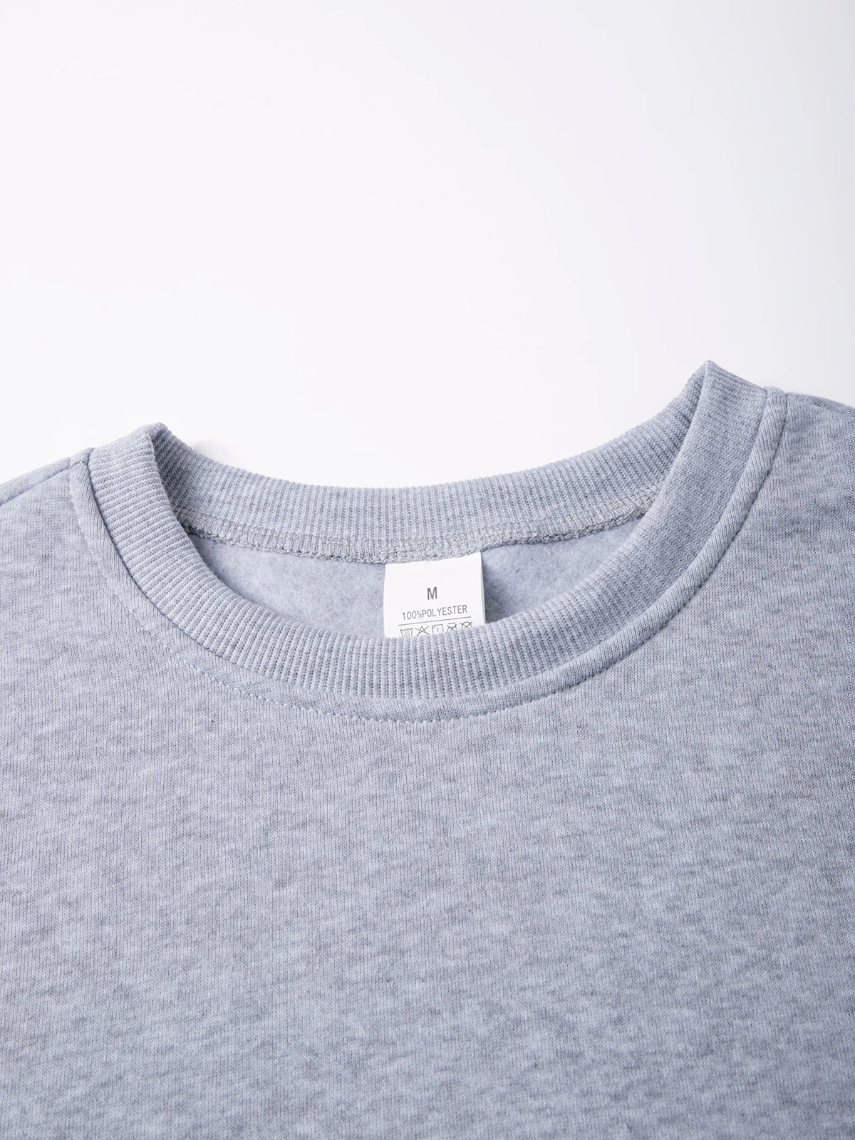Sweat-shirt à col rond pour homme, couleur gris clair, détail du col côtelé