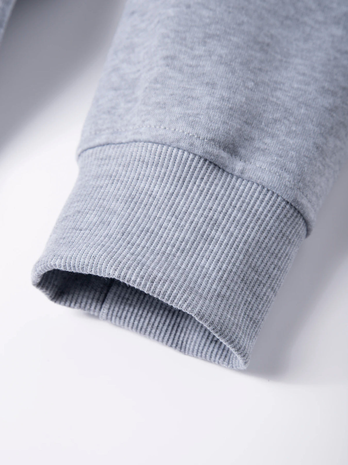 Sweat-shirt à col rond pour homme, couleur gris clair, détail des poignets côtelés