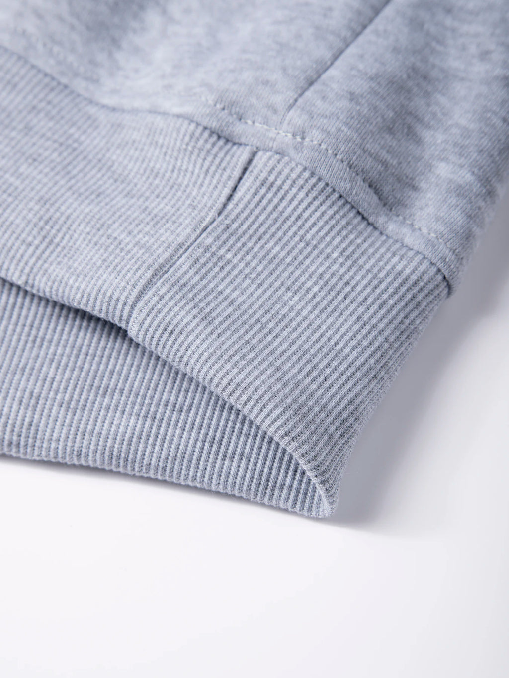 Sweat-shirt à col rond pour homme, couleur gris clair, détail de l’ourlet côtelé