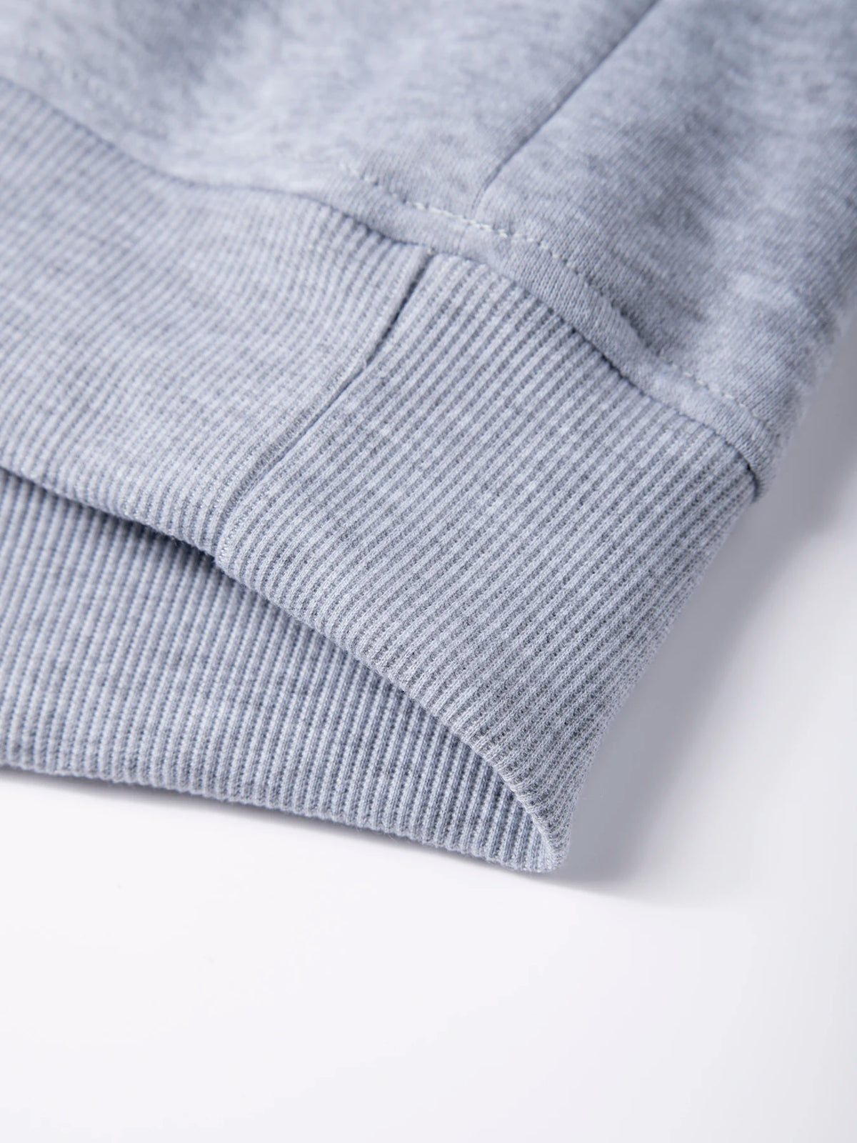 Sweat-shirt à col rond pour homme, couleur gris clair, détail de l’ourlet côtelé