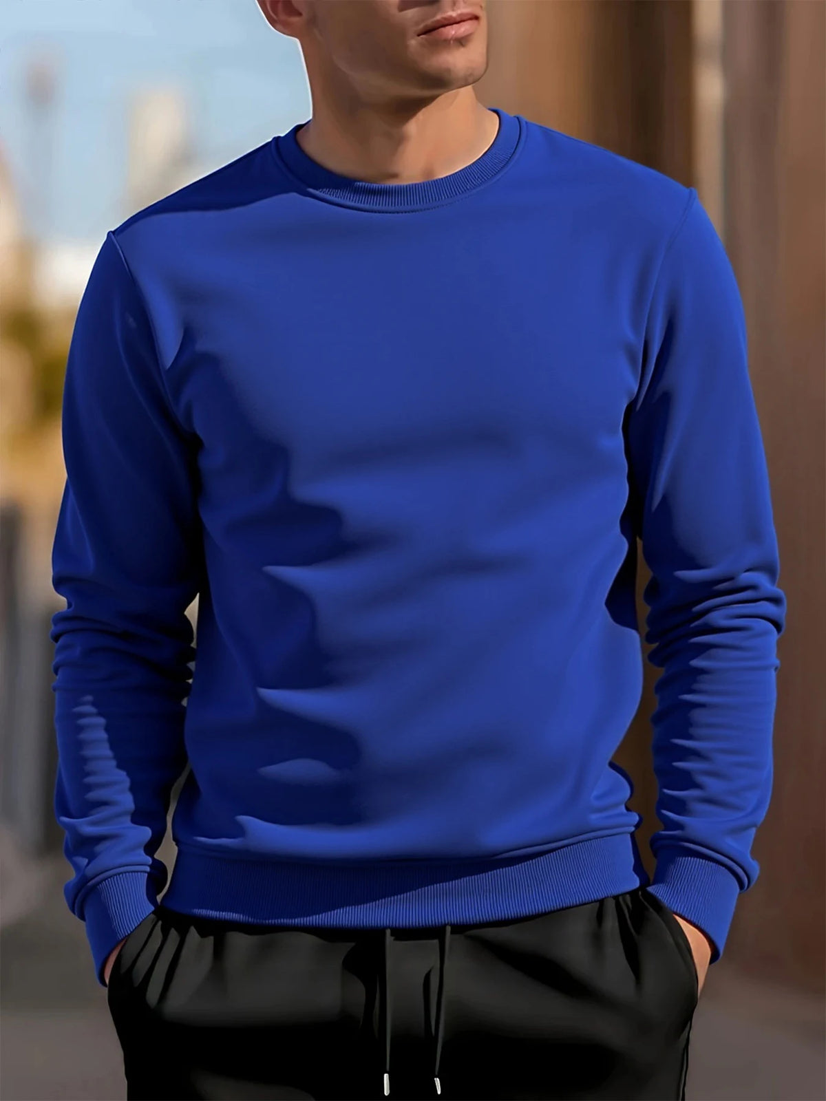Sweat-shirt à col rond pour homme, couleur bleu roi, porté par un mannequin, vue de face