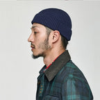 Homme portant un bonnet docker bleu marine, vue de profil