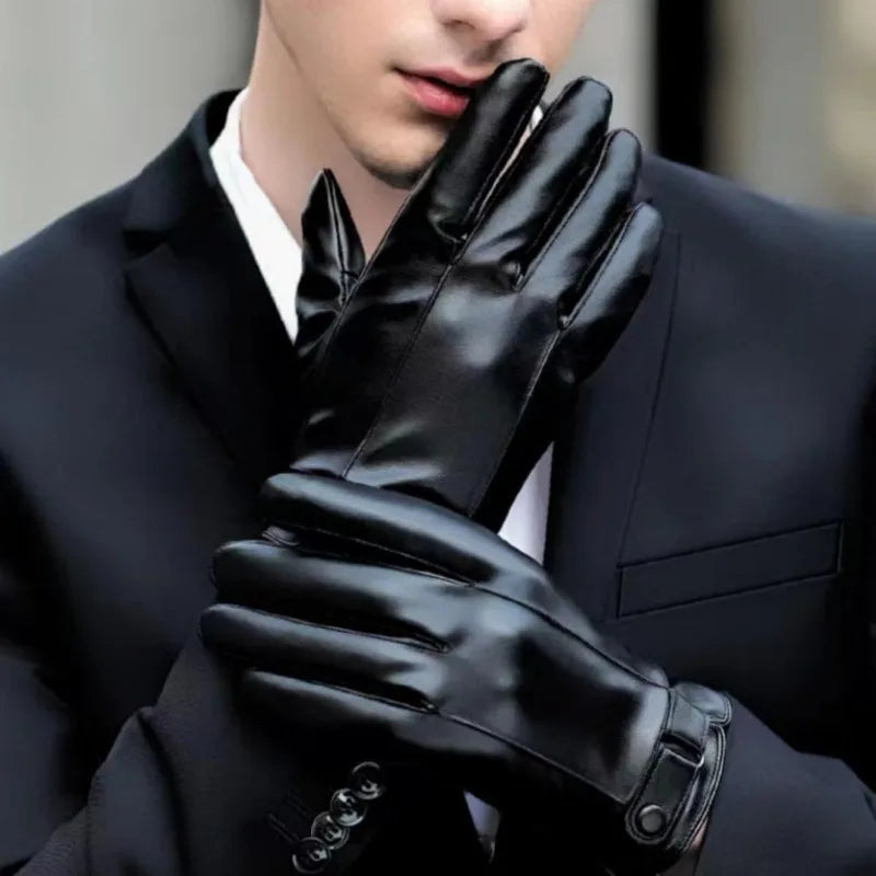 Homme en costume portant des gants tactiles en cuir noir
