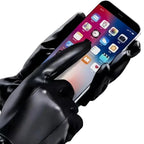 Bouts des doigts tactiles des gants en cuir utilisés avec un téléphone