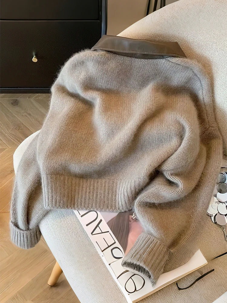 Kurze Damen-Strickjacke mit Reißverschluss in Grau mit braunem Kunstlederkragen, Rückansicht