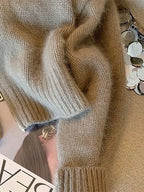 Nahaufnahme von Rippbündchen und Saum an der kurzen grauen Strickjacke