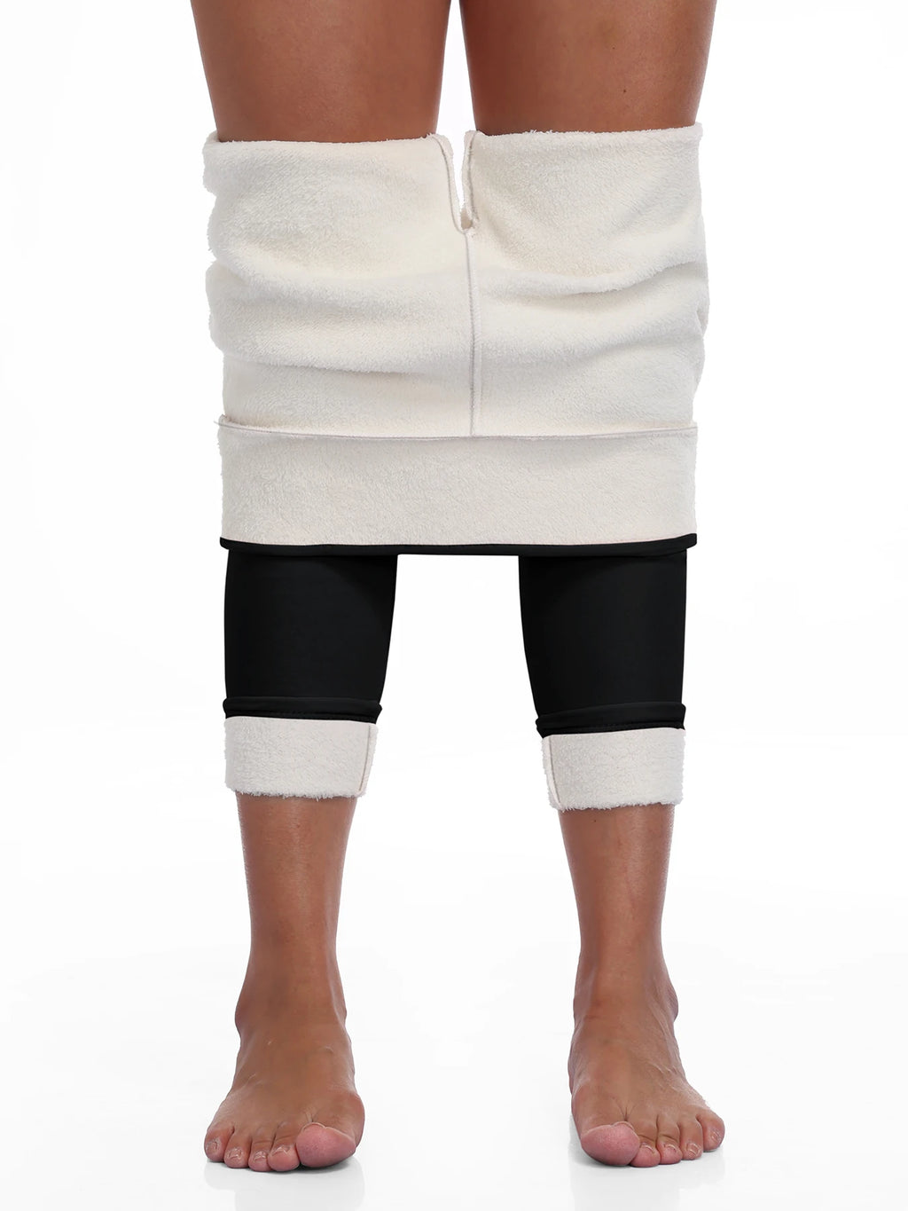 Legging femme doublé polaire, noir, porté à l'envers pour montrer l'épaisse doublure en polaire