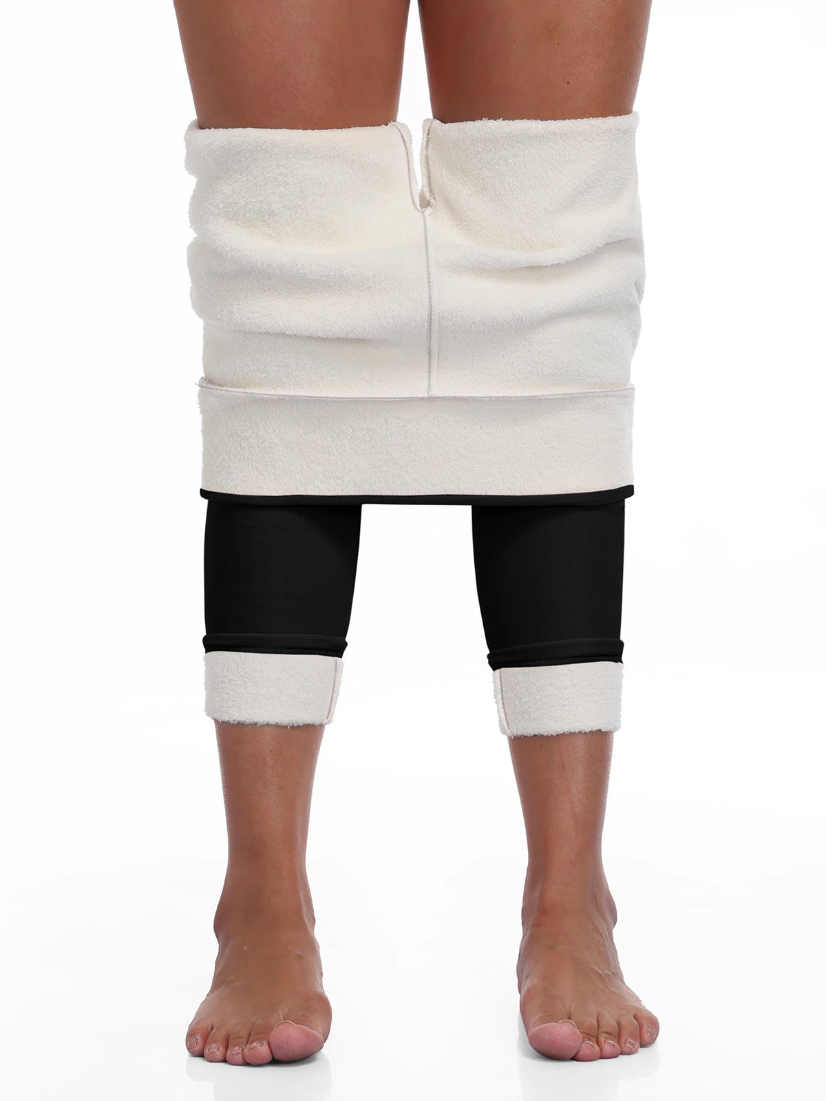 Legging femme doublé polaire, noir, porté à l'envers pour montrer l'épaisse doublure en polaire