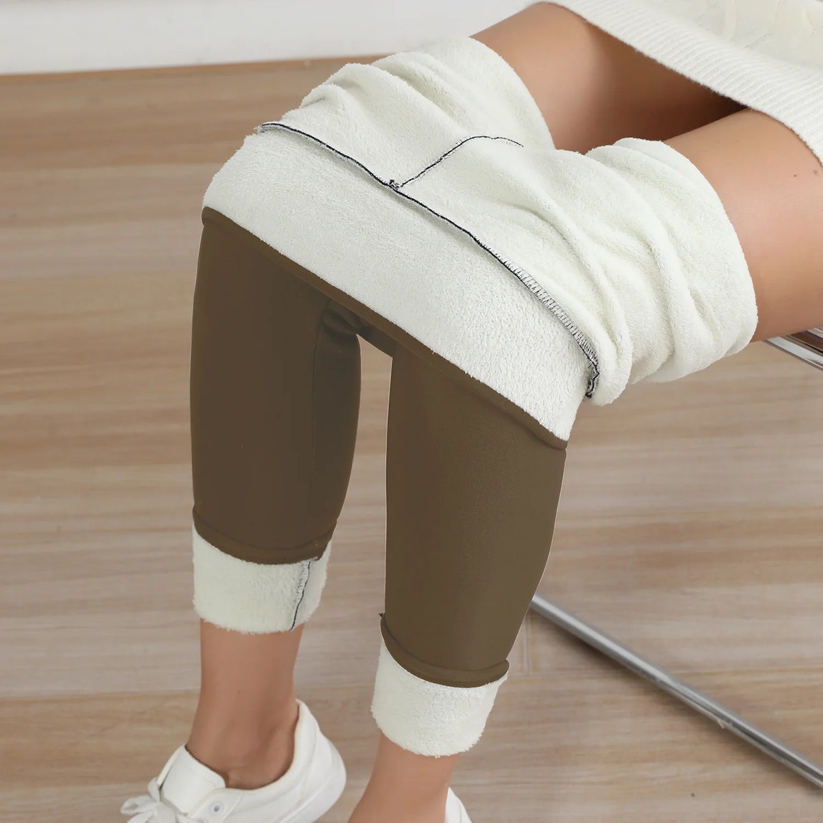 Legging femme doublé polaire, marron, gros plan sur la doublure en polaire