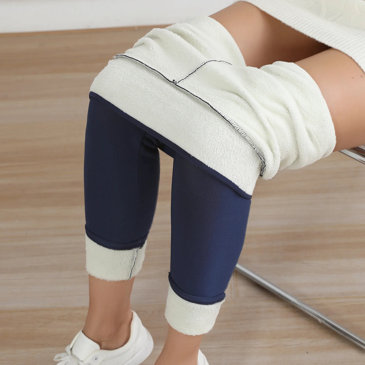Legging femme doublé polaire, bleu marine, gros plan sur la doublure en polaire