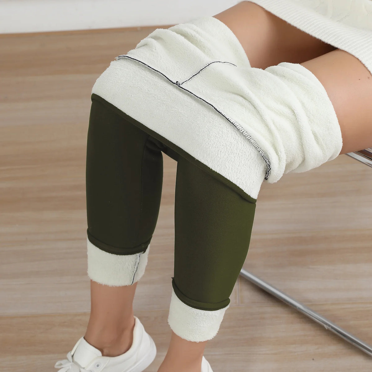 Legging femme doublé polaire, olive, gros plan sur la doublure en polaire