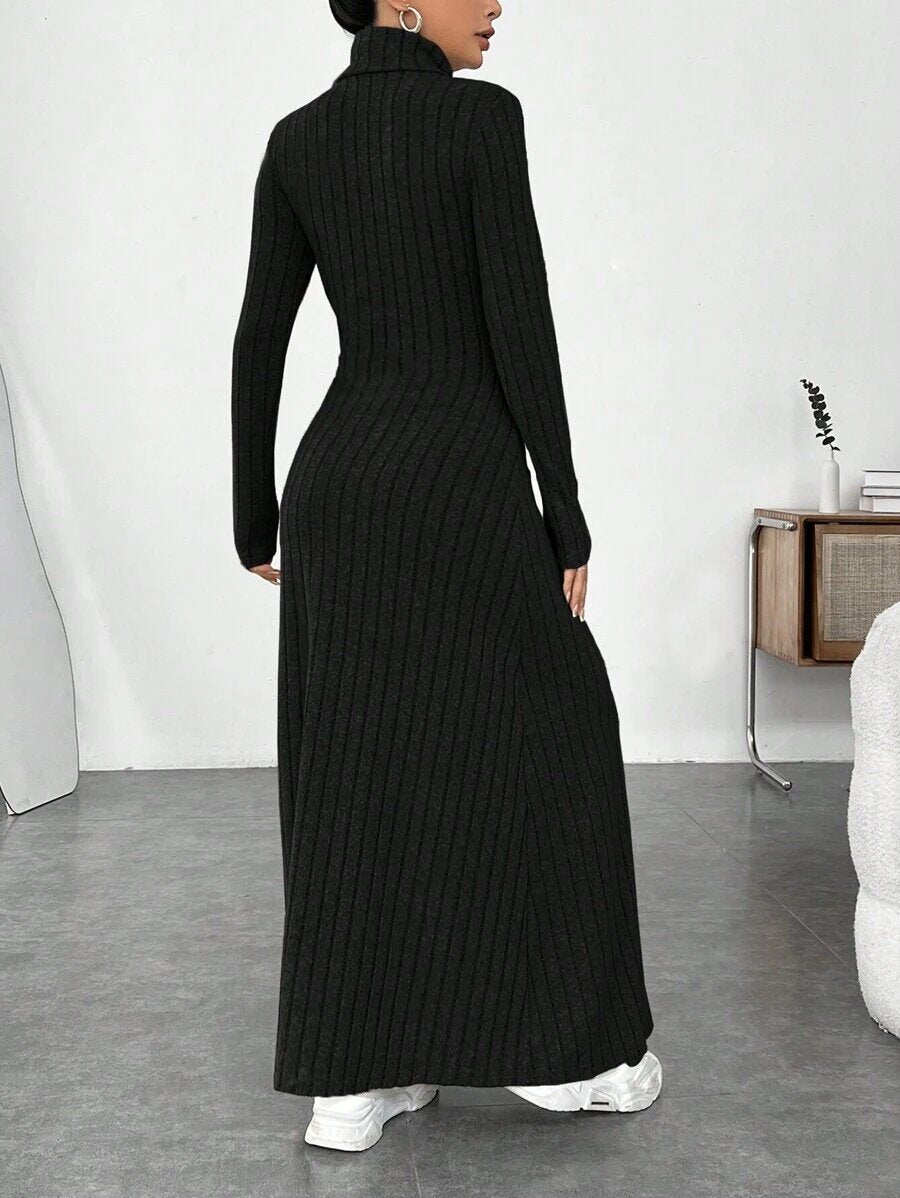 Schwarzes geripptes Damen-Rollkragen-Maxikleid, Rückansicht