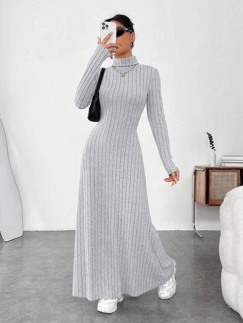 Hellgraues geripptes Damen-Rollkragen-Maxikleid, Vorderansicht