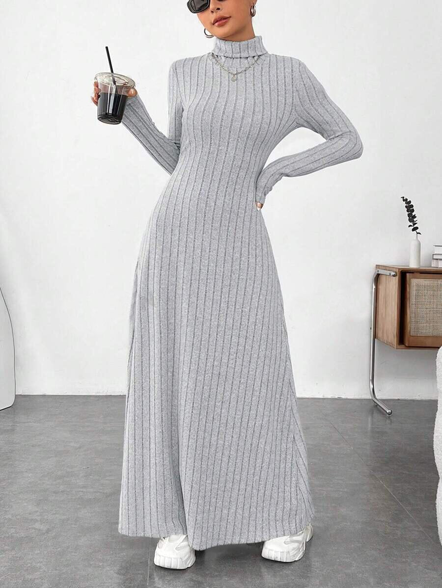 Hellgraues geripptes Damen-Rollkragen-Maxikleid, gestylte Vorderansicht